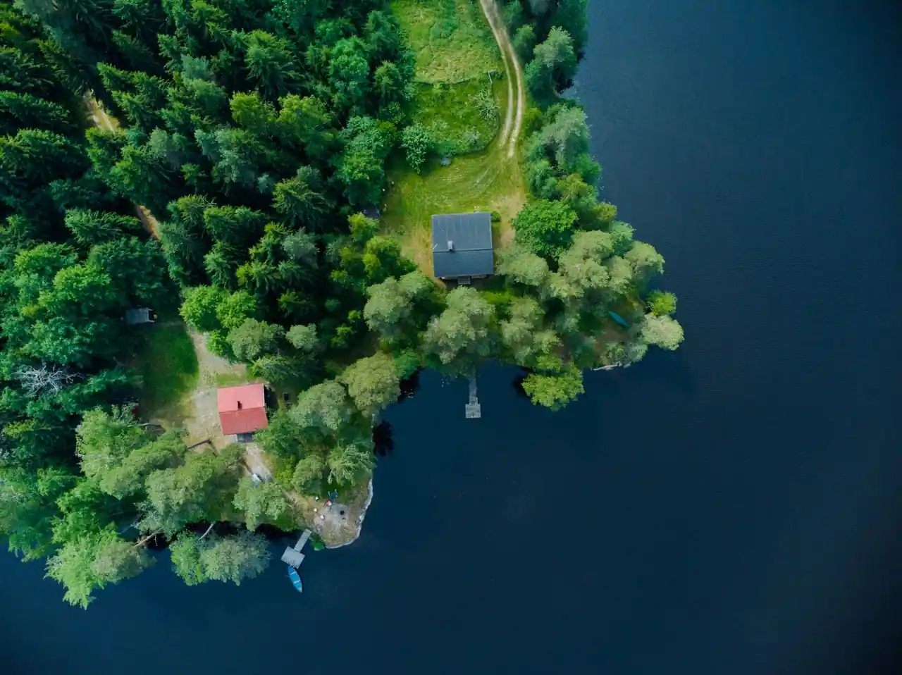 Tilava hirsirakenteinen loma-asunto luonnon ympäröimänä