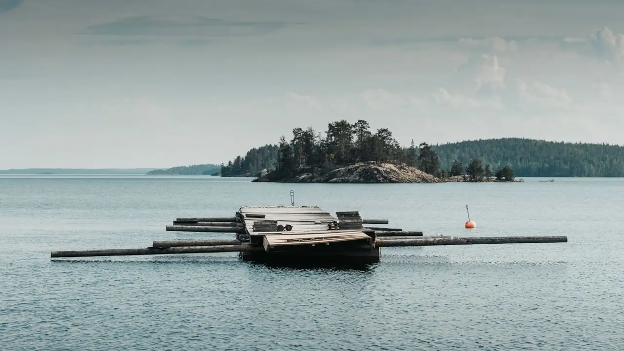 Kevään heräävä valo suomalaisella järvellä ja rantakallioilla