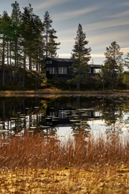 Syksyn loistava ruska ja perinteinen mökki järven rannalla