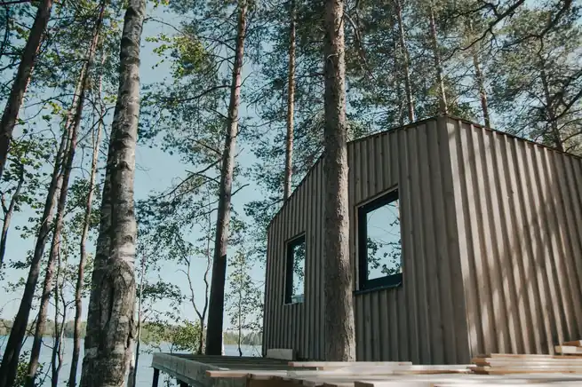 Metsän kätköissä sijaitseva rauhallinen luontopiilopaikka